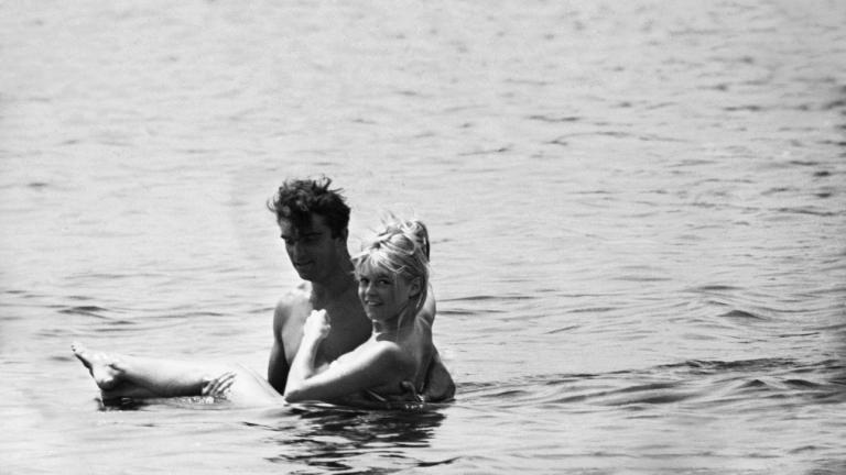 Η Μπριζίτ Μπαρντό στη θάλασσα