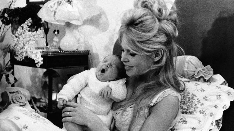 Η Μπριζίτ Μπαρντό με τον νεογέννητο γιο της