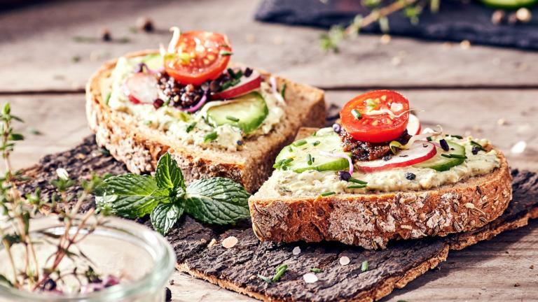 Μπρουσκέτες με τόνο και κάπαρη / Φωτογραφία: Unsplash