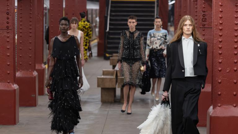 Η Chanel μεταμορφώνει το μετρό της Νέας Υόρκης σε πασαρέλα στο πρώτο μεγάλο ντεμπούτο του Matthieu Blazy