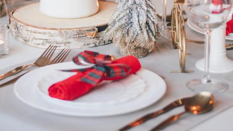 Πώς να στρώσετε το εορταστικό τραπέζι