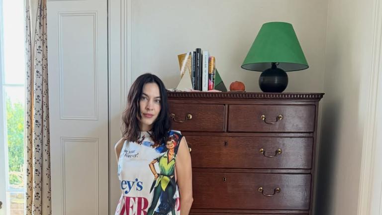 Η Αλέξα Τσανγκ με γιορτινό looκ από τα Zara