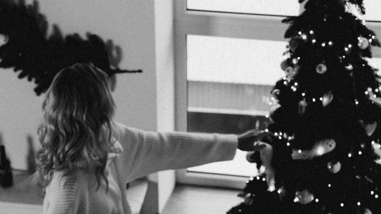 Γιατί τα ζευγάρια τσακώνονται περισσότερο τα Χριστούγεννα, σύμφωνα με την Ψυχολογία