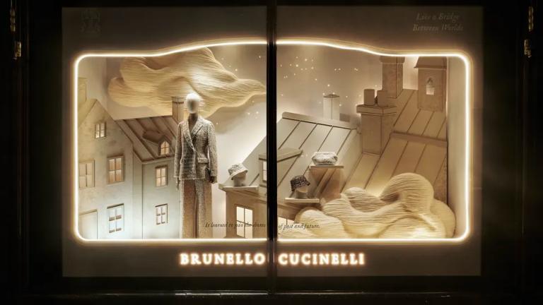 Ο Brunello Cucinelli στόλισε τις βιτρίνες των Harrods