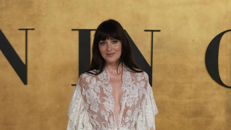 Η Ντακότα Τζόνσον με λευκό Chloé φόρεμα