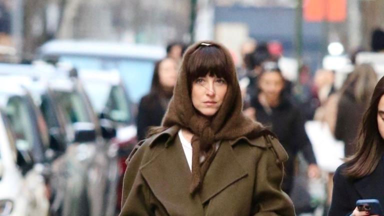 Η Ντακότα Τζόνσον με μαντήλι στα μαλλιά