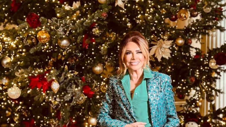 Η Μιμή Ντενίση με γιορτινό κοστούμι