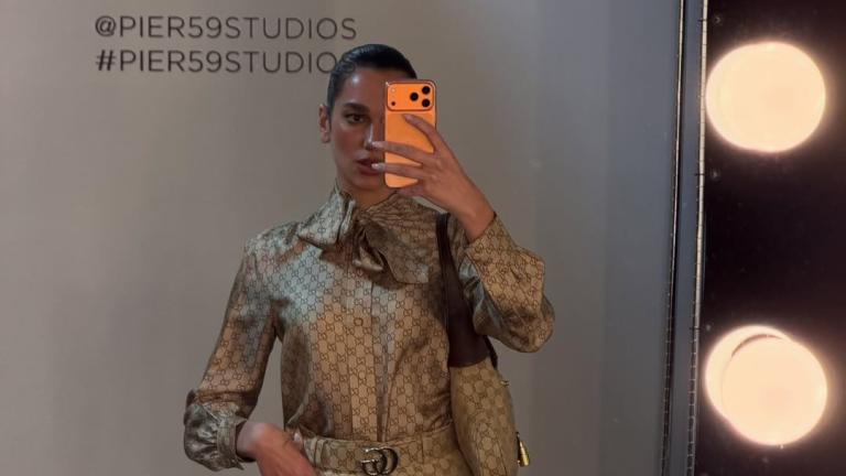 Gucci από την κορυφή έως τα νύχια: Η Ντούα Λίπα έκλεψε την παράσταση στη Νέα Υόρκη