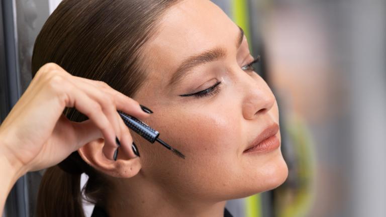 Το κόλπο με το eyeliner που αλλάζει το σχήμα του ματιού και ανορθώνει το βλέφαρο