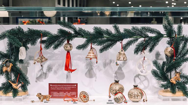 Γούρια και εορταστικά αντικείμενα από τα μουσεία