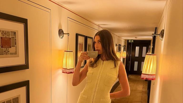 Η Χέιλι Μπίμπερ με μαύρο καλσόν