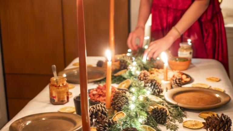 Οικοδέσποινα φτιάχνει το τραπέζι