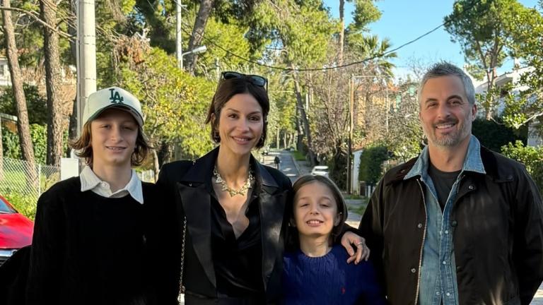 Η Σοφία Καρβέλα με τον Θανάση Πανουργιά και τα παιδιά τους