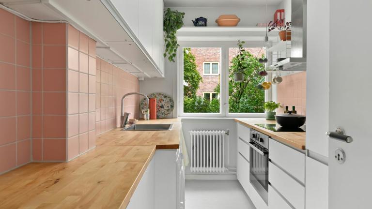 Αυτό το χρώμα επιστρέφει στην κουζίνα και γίνεται τάση το 2026 -Φέρνει κομψότητα και ζεστασιά