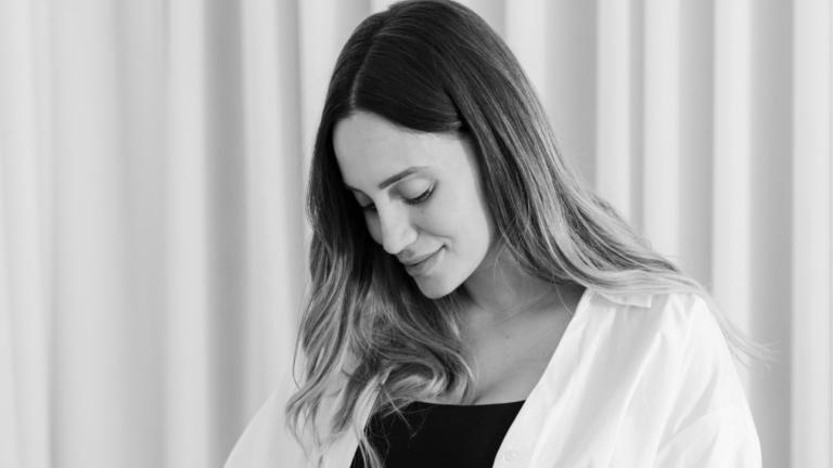 Η Άννα Κορακάκη με φουσκωμένη κοιλιά