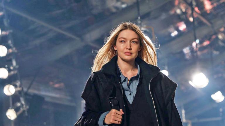 Η Τζίτζι Χαντίντ ποζάρει σε πασαρέλα