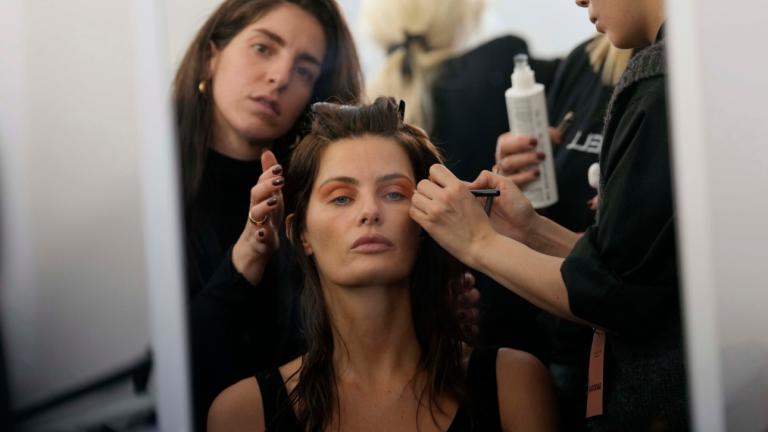 Μοντέλο που την βάφουν