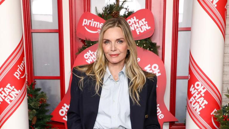 Η Μισέλ Φάιφερ φαίνεται πιο νέα από ποτέ στα 67 της σε πρόσφατη εμφάνιση στο κόκκινο χαλί