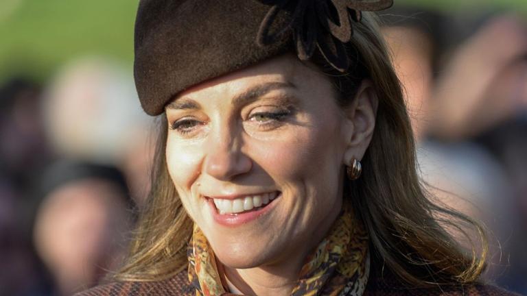 Η Κέιτ Μίντλετον με καφέ παλτό