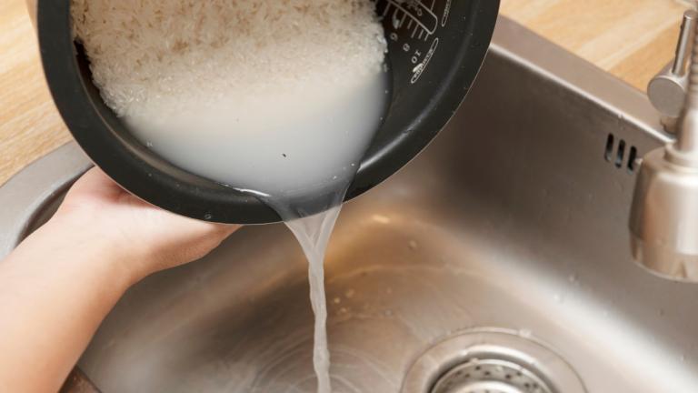 Νερό από ρύζι που καταλήγει στο νεροχύτη