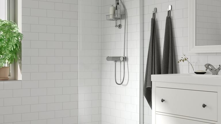 Η IKEA λέει αντίο στις συρόμενες καμπίνες και στις κουρτίνες ντους με μια μίνιμαλ εναλλακτική που κατακτά τα μικρά μπάνια