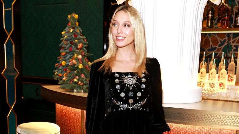 Η Μαρία Ολυμπία με μίνι βελούδινο φόρεμα/Φωτογραφία: Instagram/muzungusisters