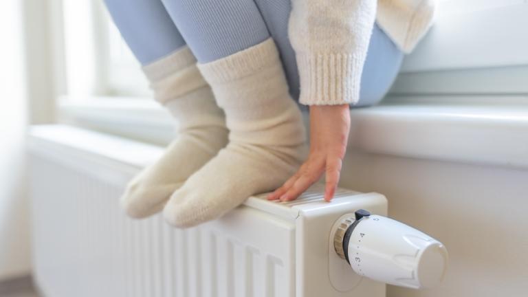Άτομο που κάθεται στο καλοριφέρ