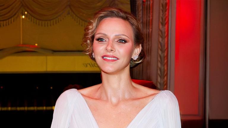 Η πριγκίπισσα Σαρλίν με λευκό φόρεμα