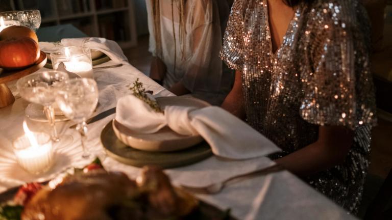 Γυναίκες που κάθονται σε τραπέζι