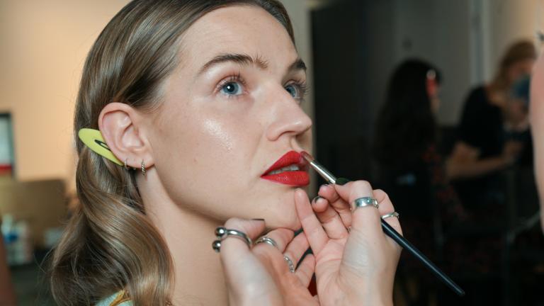 Οι τρεις κορυφαίες υφές μακιγιάζ που θα καθορίσουν το γιορτινό look του 2025