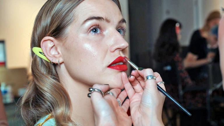 Οι τρεις κορυφαίες υφές μακιγιάζ που θα καθορίσουν το γιορτινό look του 2025