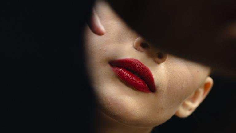 Glam Makeup ’25: Το κόκκινο κραγιόν που ταιριάζει σε κάθε γυναίκα και πώς θα το φορέσεις
