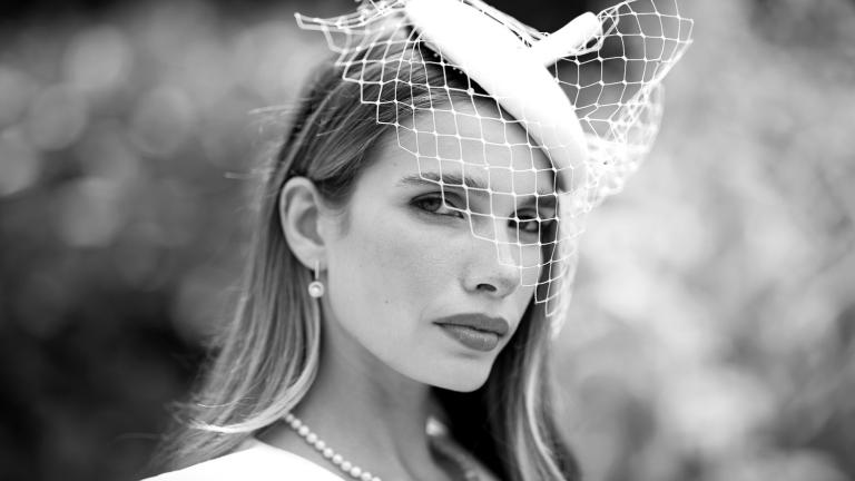 Οι πιο κομψές κουμπάρες και πεθερές σε χειμωνιάτικους γάμους φορούν αυτό το αξεσουάρ 