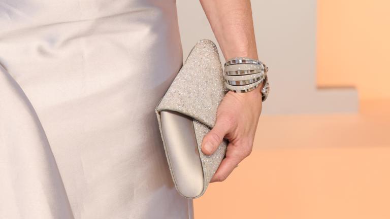 Αυτό το χρώμα βερνικιού νυχιών κάνει τα κοντά νύχια να δείχνουν αμέσως πολυτελή