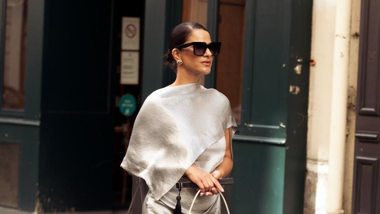 στιλάτη γυναίκα με cape dress