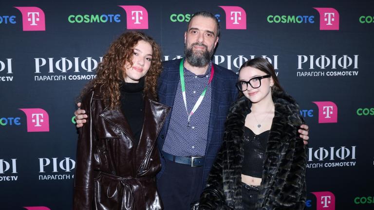 Ο Σωτήρης Τσαφούλιας με τις κόρες του  έχοντας στο πλευρό του τις δύο κόρες του, Δέσποινα και Κωνσταντίνα/Φωτογραφία NDP