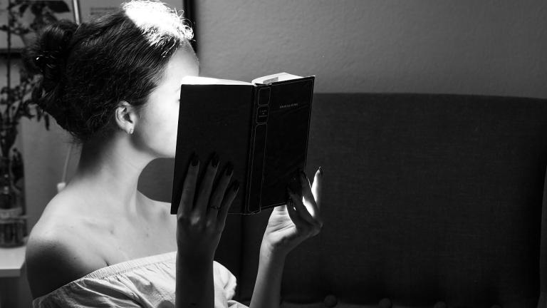 γυναίκα διαβάζει