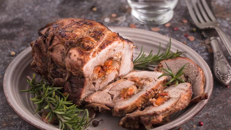 Χοιρινό ρολό γεμιστό / Φωτογραφία: shutterstock