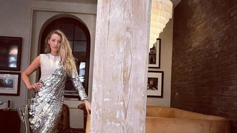 Μια ματιά στο εντυπωσιακό σαλόνι της Μπλέικ Λάιβλι με ρουστίκ φινέτσα