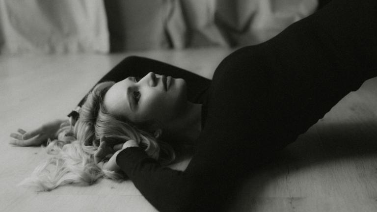 Γυναίκα που φαίνεται προβληματισμένη 