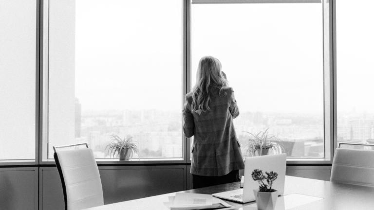 Γυναίκα που κοιτάζει από το παράθυρο