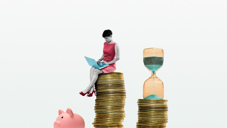 Γυναίκα κάθεται πάνω σε κέρματα