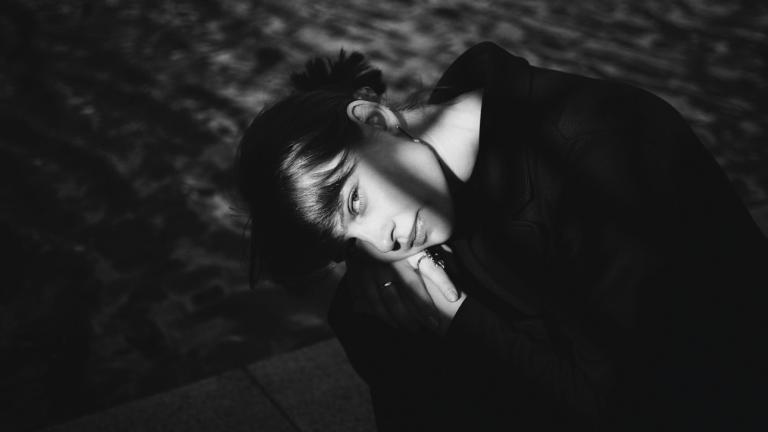 Γυναίκα που κοιτάζει τον φακό