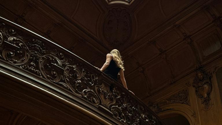 Γυναίκα ποζάρει πλάτη