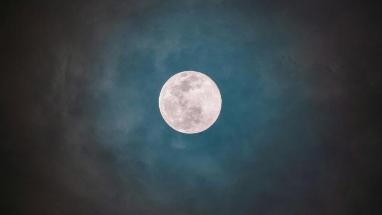 Τα 4 ζώδια που θα νιώσουν πιο έντονα την «παγωμένη» Πανσέληνο της 5ης Δεκεμβρίου 2025