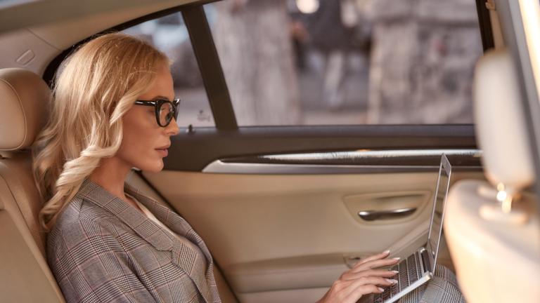 Πετυχημένη γυναίκα δουλεύει στο αμάξι 
