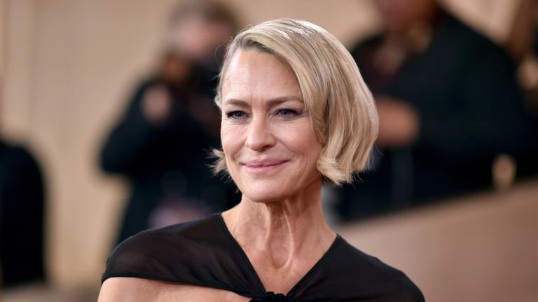 H Ρόμπιν Ράιτ στις Χρυσές Σφαίρες βρήκε το πιο κολακευτικό ντεκολτέ για γυναίκες άνω των 50 ετών