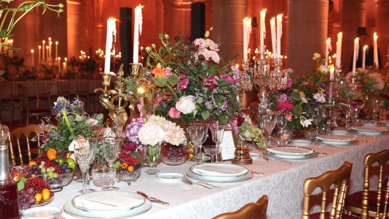 Το λευκό τραπεζομάντηλο φεύγει: Η νέα elegant επιλογή για το τραπέζι το 2026