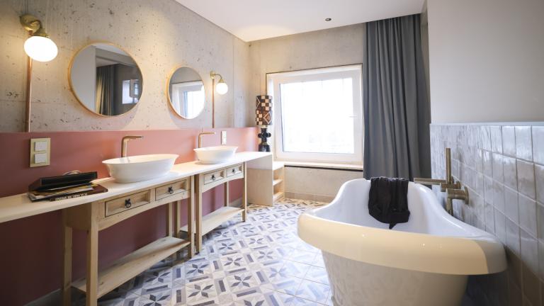 Αρχιτέκτονας αποκαλύπτει πώς ένα μικρό μπάνιο δείχνει μεγαλύτερο και πιο κομψό