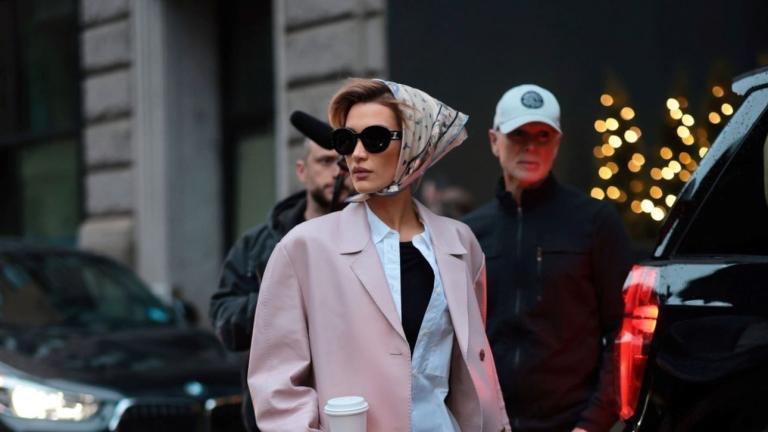 Η Μπέλα Χαντίντ με το κάπρι παντλόνι και το ροζ παλτό του οίκου Prada/ Φωτογραφία: ﻿Backgrid USA / Profimedi